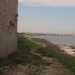 A questo punto imbocchiamo sulla sinistra uno stretto sentiero che ci permette di camminare a un metro dal mare avendo di fronte a noi lo skyline del centro storico di Giovinazzo